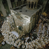Priests Circle the Edicule of the Holy Sepulchre for the Anointing of the Oil Ceremony Fotografisk tryk af Lynn Johnson Priests Circle the Edicule of the Holy Sepulchre for the Anointing of the Oil Ceremony Fotografisk tryk af Lynn Johnson
