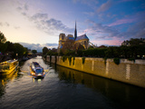 The Seine at Sunset with Notre Dame in the Background and a Tour Boat Photographie par Jorge Fajl