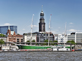 Saint Michaelis Church and Museum Ship Rickmer Rickmers in Hamburg Photographie