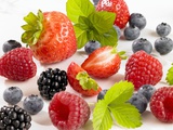 Various Types of Fresh Berries Lámina fotográfica por Barbara Lutterbeck
