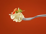 Pasta with Vegetables on a Fork Fotografisk tryk af Kröger & Gross