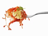 Pasta and Squirted Tomato Sauce on a Fork Fotografisk tryk af Kröger & Gross