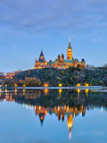 Canada, Ontario, Ottawa, Canadian Parliament across Ottawa River Lámina fotográfica por Alan Copson