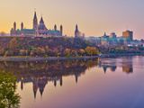 Canada, Ontario, Ottawa, Canadian Parliament across Ottawa River Lámina fotográfica por Alan Copson