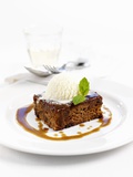 Sticky Toffee Pudding with Vanilla Ice Cream Photographie par Ian Garlick