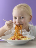 Blond Girl Eating Spaghetti with Tomato Sauce Fotografisk tryk af Kai Schwabe Blond Girl Eating Spaghetti with Tomato Sauce Fotografisk tryk af Kai Schwabe