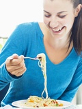 Young Woman Eating Spaghetti with Vegetables and Mushrooms Fotografisk tryk af Dean Sanderson Young Woman Eating Spaghetti with Vegetables and Mushrooms Fotografisk tryk af Dean Sanderson