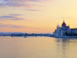 Hungarian Parliament Building at Sunrise, Budapest, Hungary Photographie par Neil Farrin