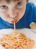 Small Boy Eating Spaghetti Fotografisk tryk
