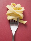 Cooked Ribbon Pasta on a Fork Fotografisk tryk Cooked Ribbon Pasta on a Fork Fotografisk tryk