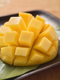 Diced Mango Still Attached to the Skin on Brown Plate Lámina fotográfica Diced Mango Still Attached to the Skin on Brown Plate Lámina fotográfica
