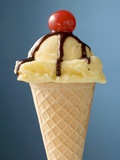 Vanilla Ice Cream Cone with Chocolate Sauce and Cocktail Cherry Photographie