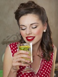 A Retro-Style Girl Drinking Lemonade Photographie