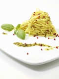 Spaghetti with Pesto and Pink Peppercorns Fotografisk tryk af Silvia Baghi