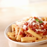 Rigatoni with Tomato Sauce and Parmigiano Fotografisk tryk Rigatoni with Tomato Sauce and Parmigiano Fotografisk tryk
