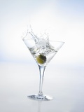 Martini with Green Olive (Splash) Photographie par Klaus Arras