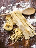 Home-Made Pasta with Wooden Spoon Fotografisk tryk