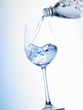 Pouring Water into a Glass Photographie par Klaus Arras