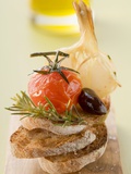 Fried Cherry Tomato, Olive and Garlic on Toast Photographie