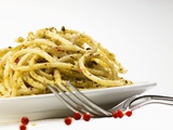 Spaghetti with Pesto and Pink Peppercorns Fotografisk tryk Spaghetti with Pesto and Pink Peppercorns Fotografisk tryk