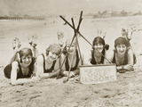Women on a beach in California, 1927 Photographie par Scherl 