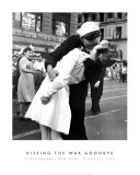Beso de despedida a la guerra Poster por Victor Jorgensen Beso de despedida a la guerra Poster por Victor Jorgensen