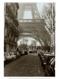 La Tour Eiffel vue d'une rue Affiches par Clay Davidson