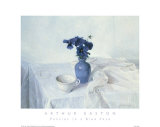 Pensées dans un vase bleu Affiches par Arthur Easton
