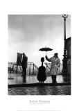 Musician in the Rain Posters van Robert Doisneau Musician in the Rain Posters van Robert Doisneau