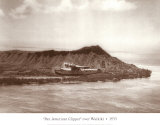 Clipper panaméricain survolant Waikiki, Hawaï 1935 Affiches par Clyde Sunderland