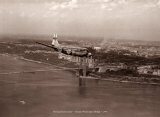 Boeing Stratocruiser, George Washington Bridge, 1949 Posters tekijänä Clyde Sunderland