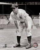 Lou Gehrig posed with his hands on knees. Photo