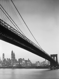 Brooklyn-Brücke und Skyline von Manhattan Fotografie-Druck von Charles E. Rotkin