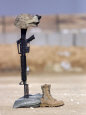 Boots, Rifle, Dog Tags, and Protective Helmet Stand in Solitude to Honor Fallen Soldiers Lámina fotográfica por Stocktrek Images