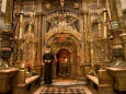 Priest at Tomb of Jesus Christ, Church of Holy Sepulchre, Old Walled City, Jerusalem, Israel Lámina fotográfica por Christian Kober