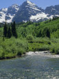 Maroon Bells Seen from Stream Rushing to Feed Maroon Lake Nearby, Rocky Mountains, USA Fotografie-Druck von Nedra Westwater