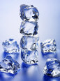 Four Ice Cubes in a Pile, Individual Ice Cubes Beside Them Lámina fotográfica