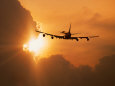 Jumbo Jet Banking Into Sunset Lámina fotográfica por Peter Walton