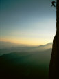 A Rock Climber from the 90 Degree Face of a Mountain Wall Lámina fotográfica por Barry Tessman