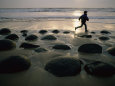 Coureur sur une plage de galets Photographie par Randy Olson