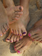 Cluster of Bare Feet with Painted Toenails Photographie par Bill Hatcher