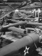 Men Working on Consolidated Aircrafts Fotografiskt tryck på högkvalitetspapper av Eliot Elisofon