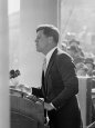 President John F. Kennedy Making Inaugural Address Lámina fotográfica por Joe Scherschel