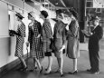 Models Wearing Checked Outfits, Newest Fashion For Sports Wear, at Roosevelt Raceway Photographie par Nina Leen