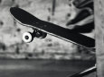 Close-up Monochromatic Image of a Skateboard Photographie