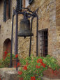 Bronze Bell, Geraniums and Farmhouse, Tuscany, Italy Photographie par John & Lisa Merrill