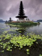 Ulun Danu Temple, Bali, Indonesia Fotografisk tryk af Gavriel Jecan