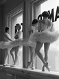 Ballerinas on Window Sill in Rehearsal Room at George Balanchine's School of American Ballet Lámina fotográfica por Alfred Eisenstaedt