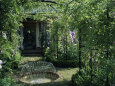 Small Fountain Beneath Pergola with Climbers, Chelsea Flower Show 1992 Lámina fotográfica por Jane Legate