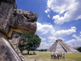 View of the Mayan site of Chichen Itza, Yucatan, Mexico Lámina fotográfica por Greg Johnston